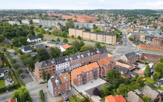 Til ejendomme (8)