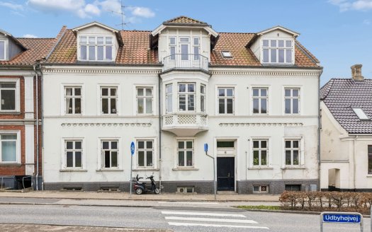 Til ejendomme (12)